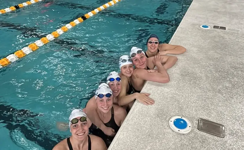 Helena Robla with her college swimming team