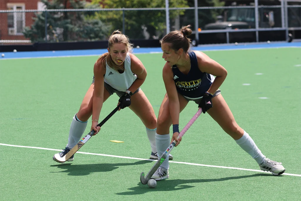 Matilda Diedrichsen playing field hockey