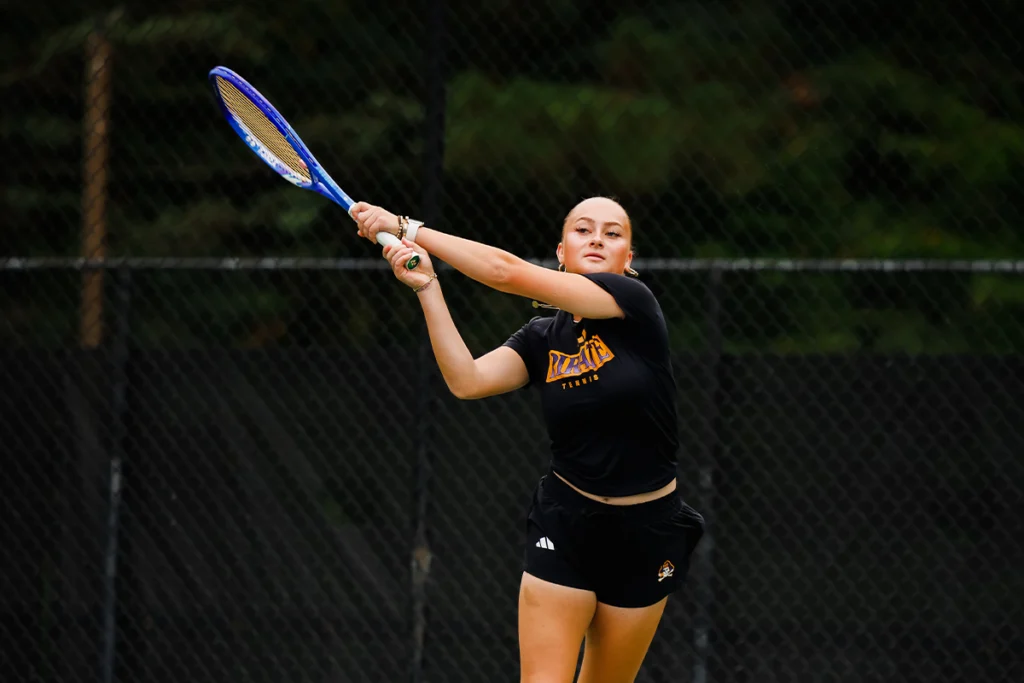 Xenia Jeromin playing tennis